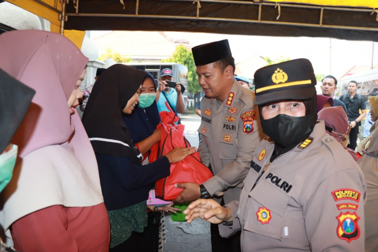 Sambut Hari Bhayangkara Ke-77, Polresta Sidoarjo Adakan Bakti Kesehatan dan Baksos di Desa Wedoro Klurak