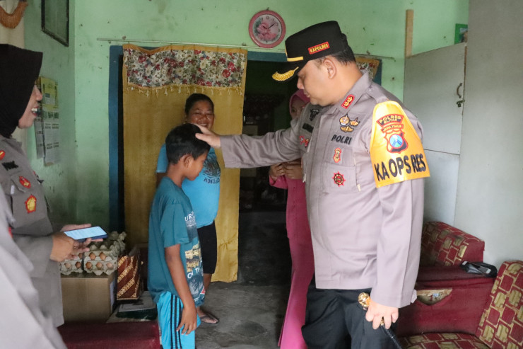 Polres Blitar Salurkan Bansos Bagi Anak Penderita Atresia
