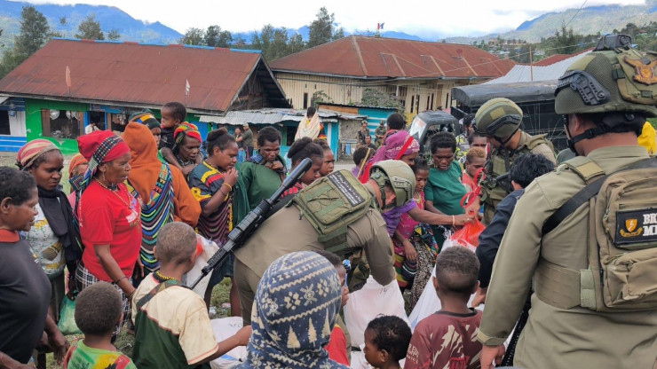Bantuan Presiden RI Disalurkan kepada Pengungsi Agisiga, Satgas Ops Damai Cartenz Gelar Trauma Healing di Intan Jaya