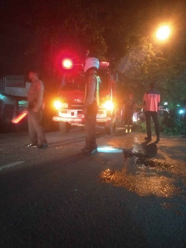 Respon Cepat Layanan Hotline 110, Polsek Waru Evakuasi Pohon Tumbang di Kedungrejo