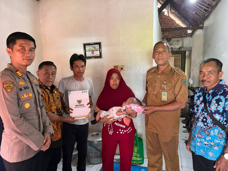 Kapolsek Krembung Sambang Desa Tanjekwagir, Salurkan Bansos untuk Warga