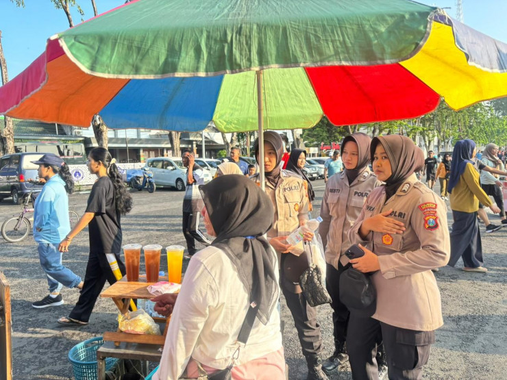 Polwan Polresta Sidoarjo Sapa Warga di CFD Alun-alun