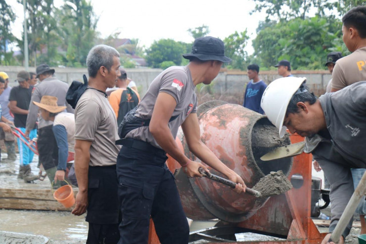 Gotong Royong Bersama Satgas Ops Damai Cartenz, Warga Mimika Rasakan Manfaat Akses Pemakaman yang Lebih Baik