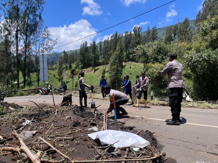 Aksi Cepat Tanggap Polres Probolinggo Tangani Tanah Longsor di Jalur Bromo