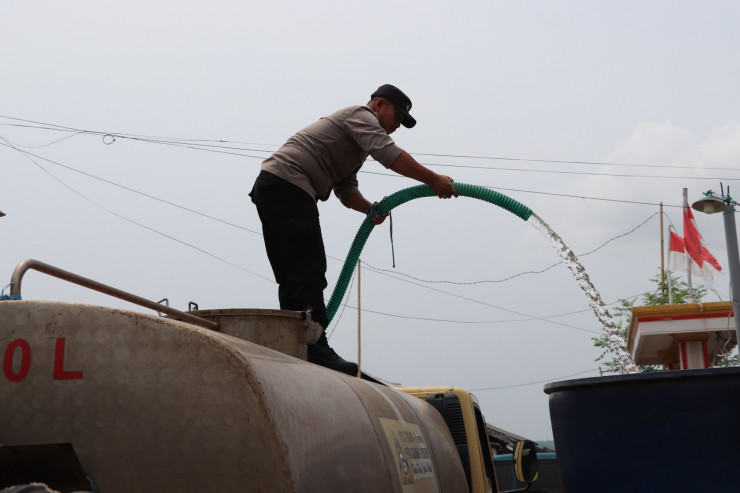 Polres Sumenep Salurkan Bantuan Air Bersih untuk Warga Desa Pinggirpapas