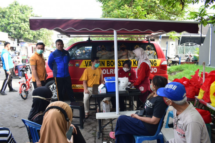 Polresta Sidoarjo Gencarkan Vaksinasi Covid-19 ke Pasar